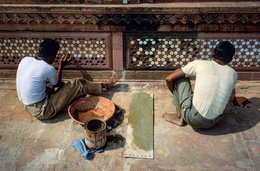 Agra;-Basin;-Building-site;-Crafts;-Craftsman;-Hexagons;-India;-Itimad-ud-Daulah;-Jali;-Kaleidos;-Kaleidos-images;-La-parole-à-limage;-Mosaic;-Mughal;-Red-sandstone;-Restoration;-Stone;-Stories-Pictures;-Tarek-Charara;-Uttar-Pradesh